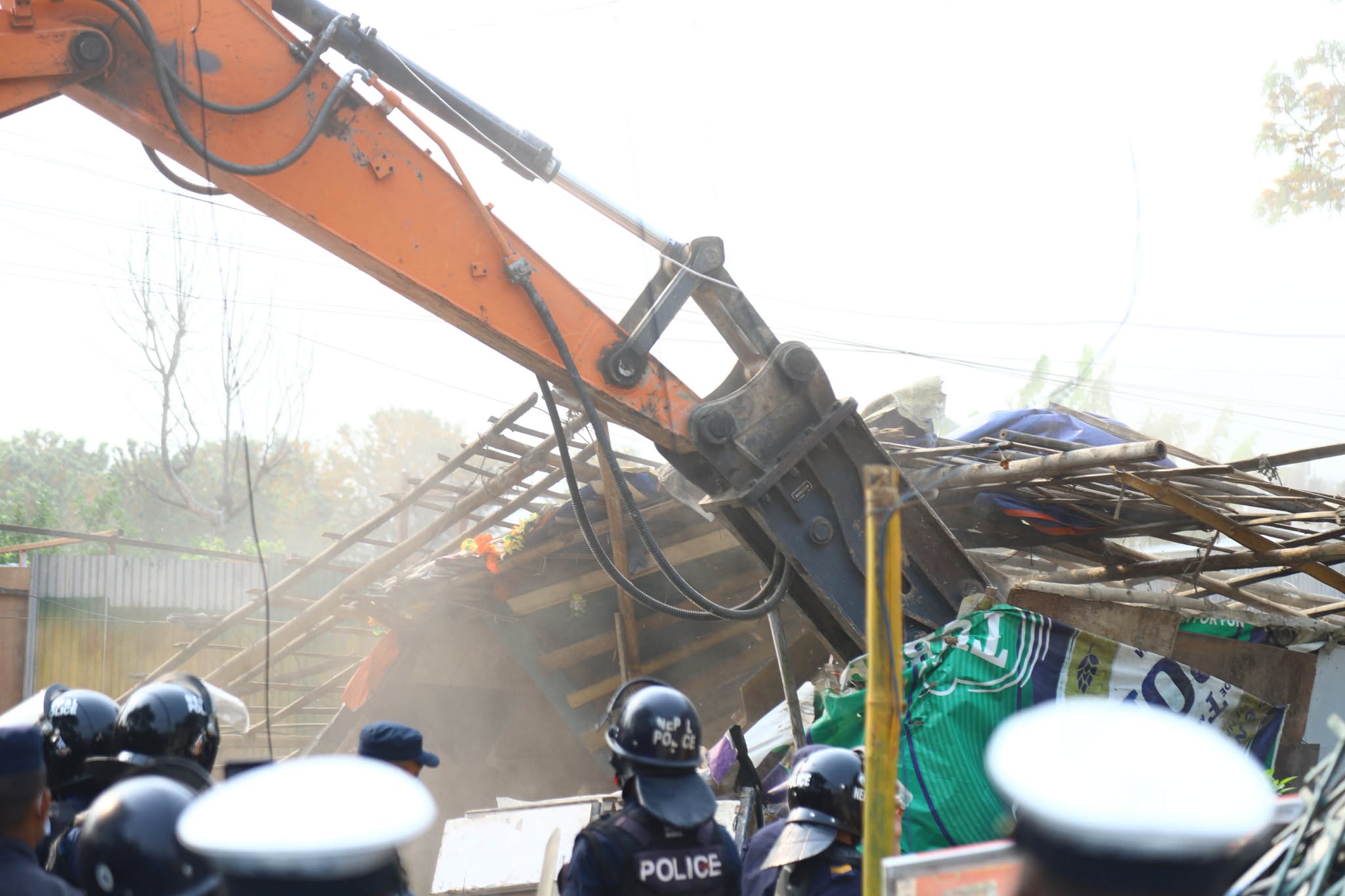 काठमाडौँको थापाथलीस्थित सुकुम्बासी बस्तीमा शनिबार बिहान डोजर चलाइयो ।